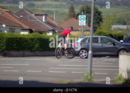 Le trafic vélo accident de scène près de Mlle randonnée à vélo Banque D'Images