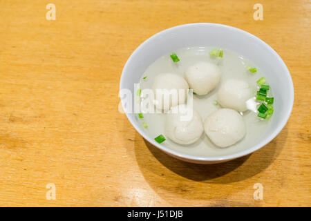 Copieux repas d'Teowchew Fishball avec soupe sur table en bois pour la lumière mangeur, Fishball noodles fait exclusivement de la pâte de poisson et moulé en boules ou Banque D'Images