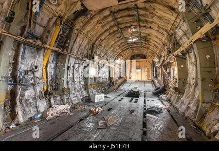 Détruit et sali la soute d'un grand avion de transport Banque D'Images