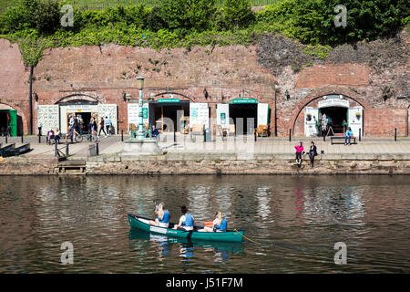 Exeter's Historic Quayside est l'un des plus beaux quartiers de la ville, très populaire avec les habitants et les visiteurs pour son histoire fascinante, l'intere Banque D'Images