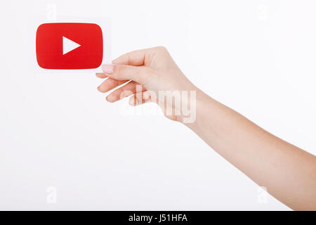 KIEV, UKRAINE - le 22 août 2016 : femme mains tenant le papier avec YouTube icône logo imprimé sur papier. YouTube est site de partage de vidéos basé à San Bruno, en Californie. Banque D'Images