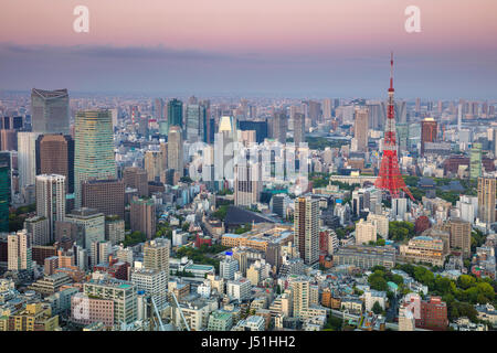 Cityscape de droit de Tokyo, au Japon pendant le coucher du soleil Banque D'Images