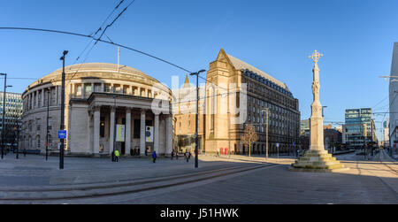 Vue extérieure de la construction de la bibliothèque centrale de Manchester en Angleterre avec des gens qui marchent sur le St Peters Square . Banque D'Images