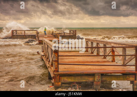 Rome, Italie - 10 novembre 2014 : un pont de bois près de la rive de la Mer Méditerranée Banque D'Images