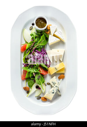 Sélection de différents types de fromages avec les verts et les fruits. with clipping path, vue de dessus. Banque D'Images