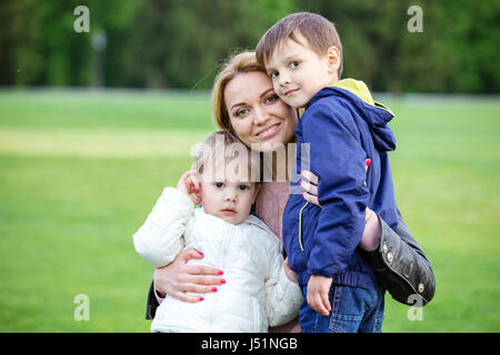 Happy young woman hugging in Banque D'Images