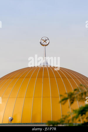 L'étoile et le croissant, symbole de l'Islam, se dresse au sommet du dôme doré de la mosquée à Kuala Lumpur, Malaisie, Asie du sud-est. Banque D'Images