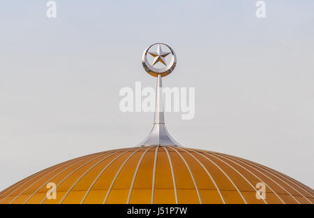 Une étoile d'argent et le croissant, symbole de l'Islam, se dresse au sommet du dôme doré de la mosquée à Petaling Jaya, Kuala Lumpur, Malaisie, Asie du sud-est. Banque D'Images