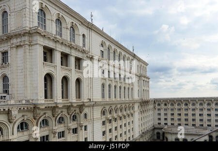 Bâtiment du parlement roumain à partir de l'un des toits de l'immeuble. Banque D'Images