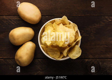 Chips de pommes de terre, tiré par le haut avec copyspace Banque D'Images