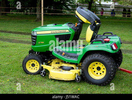 Un John Deere tondeuse à Banque D'Images