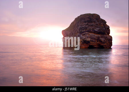 Marsden Rock au lever du soleil Banque D'Images