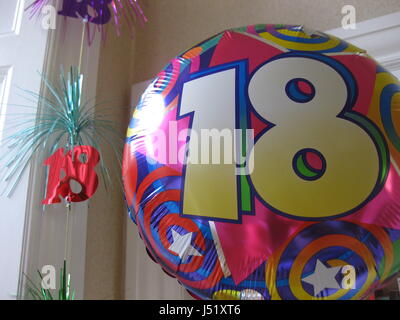 Décorations et ballon pour 18e anniversaire de la pendaison du plafond Banque D'Images