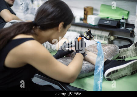 Femme non identifiée de tattoo à Belgrade, en Serbie. Premier tatoueur professionnel a été Sutherland Macdonald Banque D'Images