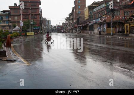 Pulchowk Road libres de toute circulation le 14 mai 2017, le jour de la première des élections locales en vingt ans ou Patan Népal Katmandou, Lalitpur Banque D'Images