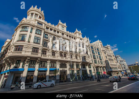 MADRID, ESPAGNE - 16 mars 2016 : personnes non identifiées à la rue Gran Via à Madrid, Espagne. GranVia est considérée comme une vitrine du début du 20ème siècle archit Banque D'Images