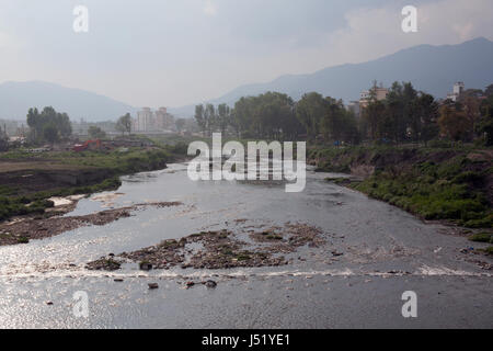 La rivière Bagmati qui traverse la vallée et sépare l'Kathmndu à partir de Katmandou PATAN ou LALITPUR au Népal Banque D'Images