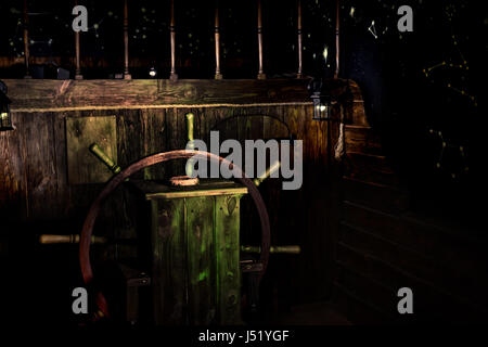 Gouvernail de bateau en bois artificiel contre ciel sombre, concept de jeu échapper à la chambre Banque D'Images