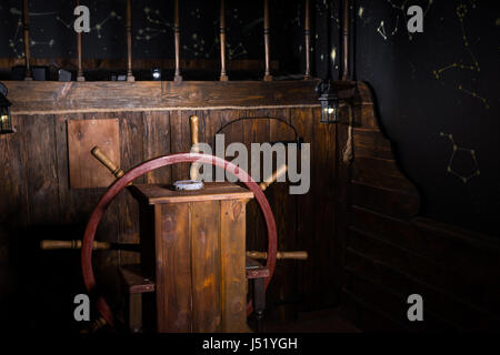 Gouvernail de bateau en bois artificiel, concept de jeu échapper à la chambre Banque D'Images