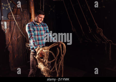 Guy libéré de captivité et en sélectionnant à partir de cordes, concept de jeu échapper à la chambre Banque D'Images