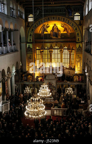 L'intérieur de Saint Demetrius église durant une glorification cérémonie pour le saint patron de Thessalonique le 26 octobre 2015. Banque D'Images