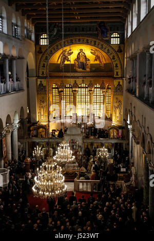 L'intérieur de Saint Demetrius église durant une glorification cérémonie pour le saint patron de Thessalonique le 26 octobre 2015. Banque D'Images