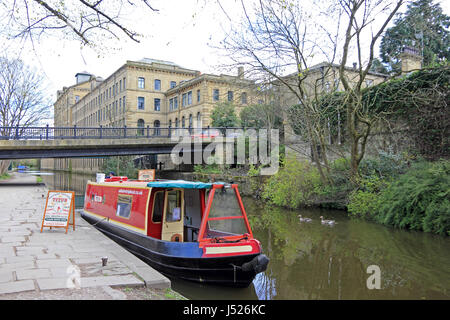 Bateau étroit, Titus, utilisée pour de courtes randonnées sur Leeds et Liverpool Canal, Saltaire, Bradford Banque D'Images