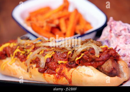 Un hot-dog avec de la salade de chou et pommes de terre frites Banque D'Images