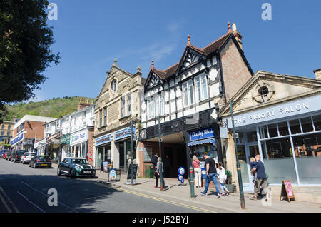 Boutiques et clients dans la rue de l'Église à Great Malvern, Worcestershire Banque D'Images