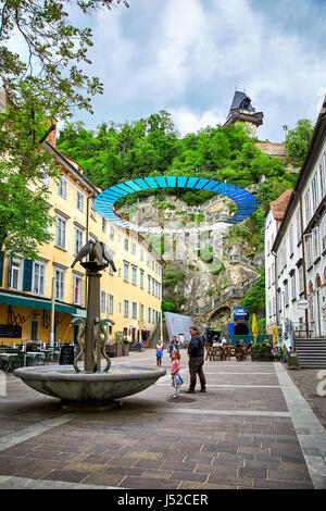 Graz, Autriche - Mai 7, 2017 : Vue de la Schlossbergplatz square à Graz en Autriche qui est relié par escalier à la château du Schlossberg. Banque D'Images