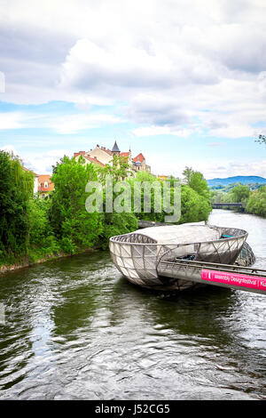 Graz, Autriche - Mai 7, 2017 : le pont Murinsel Graz en vieille ville Banque D'Images