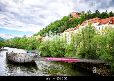 Graz, Autriche - Mai 7, 2017 : le pont Murinsel Graz en vieille ville Banque D'Images