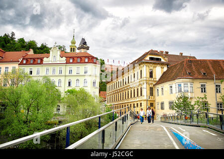 Graz, Autriche - Mai 7, 2017 : vue panoramique de la ville de Graz et pont sur la rivière Mur Banque D'Images