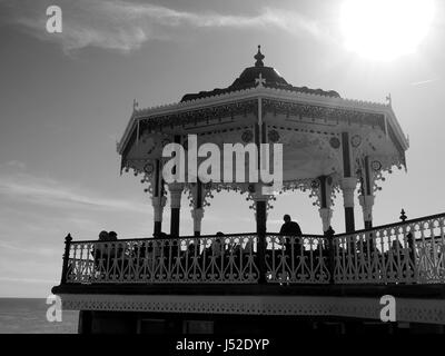 Kiosque sur le front de mer de Brighton, en noir et blanc Banque D'Images