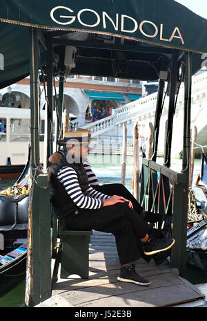 Gondoliers par le pont du Rialto, Venise, Italie. Banque D'Images