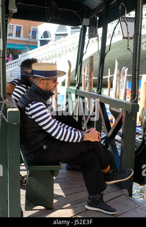 Gondoliers par le pont du Rialto, Venise, Italie. Banque D'Images