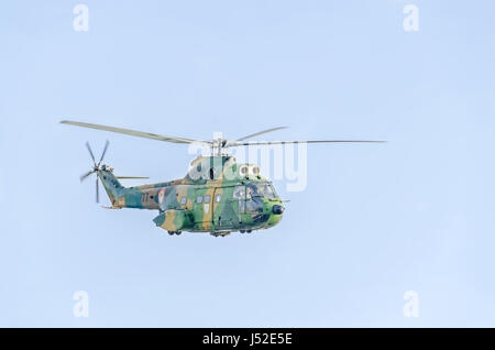 Bucarest, Roumanie - septembre 5, 2015. Les pilotes d'hélicoptères Puma de la formation dans le ciel bleu. Banque D'Images