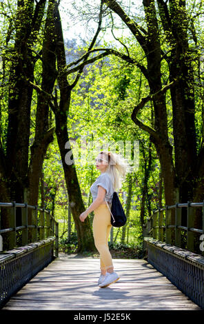 Belle fille blonde debout dans un pont Banque D'Images