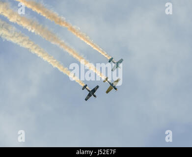 Bucarest, Roumanie - septembre 5, 2015. La formation des pilotes de voltige dans le ciel bleu, les avions avec trace de couleur fumée. Banque D'Images