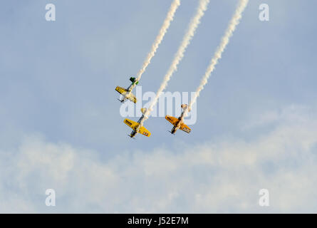 Bucarest, Roumanie - septembre 5, 2015. La formation des pilotes de voltige dans le ciel bleu, les avions avec trace de couleur fumée. Banque D'Images