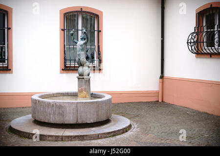 Mainz, Allemagne - 20 Avril 2017 : La Fontaine poisson créé par Elsa Montag dans le Gau Street à la Cour d'Ostein avec une sirène le 2 avril Banque D'Images