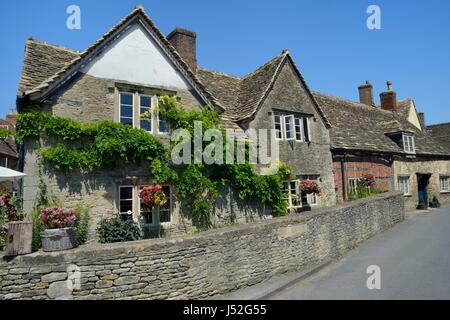 Vieux chalets sur la rue de l'Église, Lacock, Wiltshire, Royaume-Uni, juillet 2016. Banque D'Images