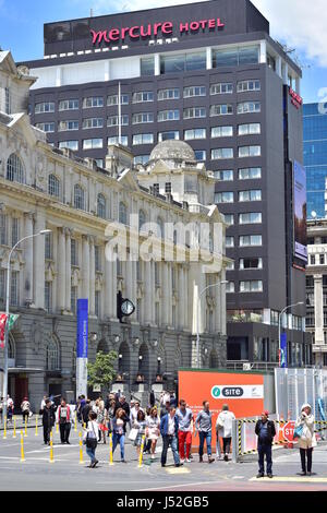 La rue Queen, à Auckland montrant Britomart Transport Centre building et Mercure hotel en arrière-plan avec les piétons passant en chantier pour Banque D'Images