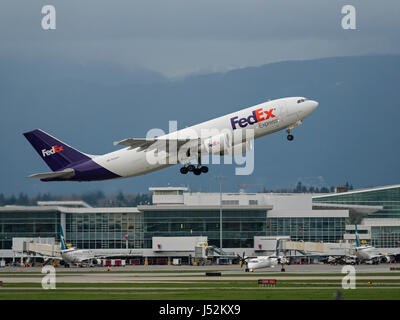 FedEx Express Cargo Airline avion avion avion Airbus A300-600 se décoller en suspension dans l'Aéroport International de Vancouver Banque D'Images