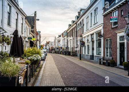 Naarden, Pays-Bas - 5 août 2016 : rue pittoresque à Naarden naarden. centre-ville a été développé dans une ville de garnison fortifiée avec un textile Banque D'Images