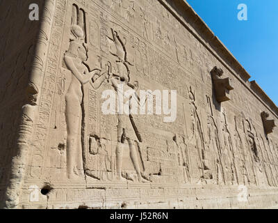 Mur arrière au Temple Dendera, près de Qena, Égypte Banque D'Images