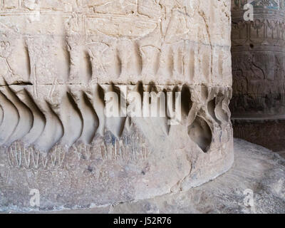 Close up de travail de secours sur la colonne au Temple Bague romaine t52, près de Qena, Egypte Banque D'Images