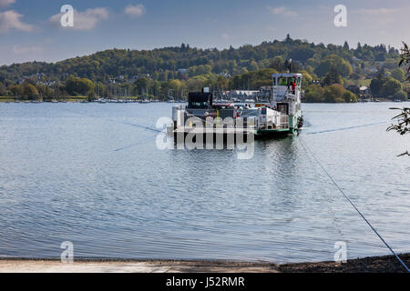 Traversée en ferry de Windermere, Windermere Ferry vers côté, Lake District, Cumbria Banque D'Images