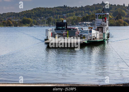 Traversée en ferry de Windermere, Windermere Ferry vers côté, Lake District, Cumbria Banque D'Images