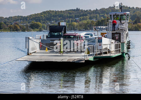 Traversée en ferry de Windermere, Windermere Ferry vers côté, Lake District, Cumbria Banque D'Images